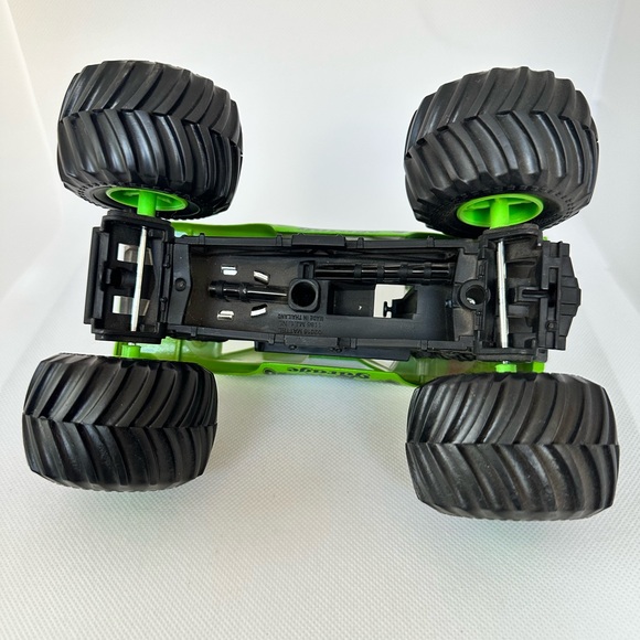 Hot Wheels Monster Jam Gas Monkey Garage 1/64 Die Cast Green Car - Picture 11 of 13